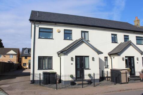 Hitchin Road, Arlesey, SG15 3 bed semi