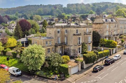 8 bedroom town house for sale