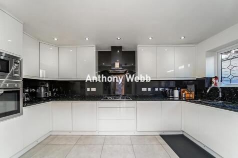 Crothall Close, Palmers Green, N13 5 bed detached house for sale