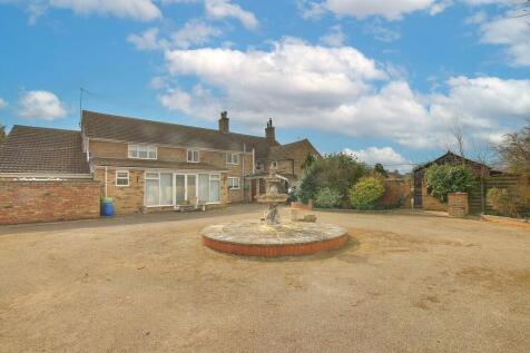 3 bedroom link detached house for sale