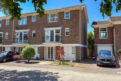 4 bedroom end of terrace house for sale