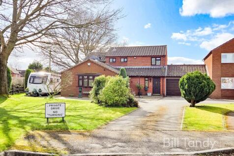 3 bedroom link detached house for sale