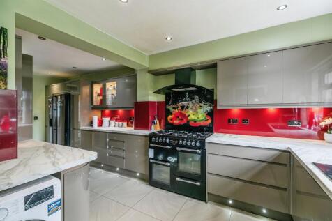 5 bedroom detached house for sale