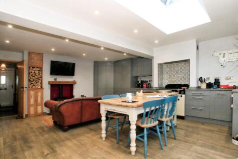 4 bedroom semi-detached house for sale