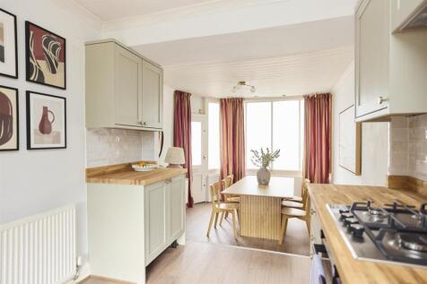 3 bedroom town house for sale