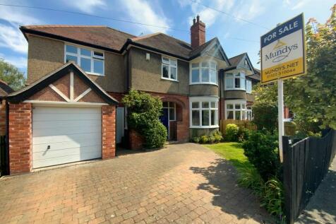 4 bedroom semi-detached house for sale