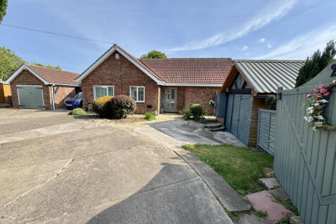 Hull Bridge Road, Beverley, HU17 9RT 3 bed detached bungalow for sale