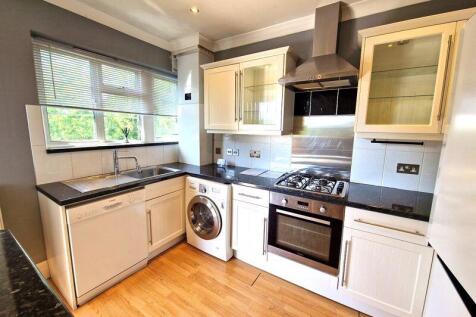 Nugents Court, Hatch End 2 bed flat for sale