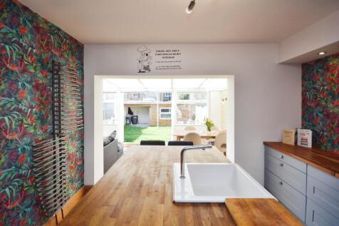 4 bedroom semi-detached house for sale