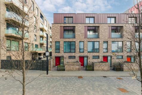 4 bedroom end of terrace house for sale