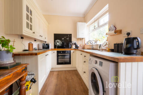 3 bedroom detached bungalow for sale