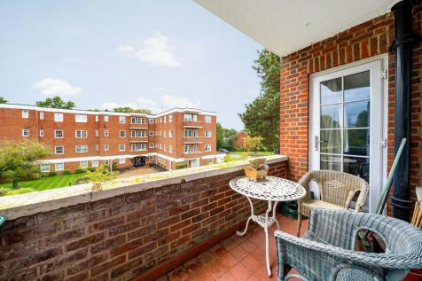 Bulstrode Court, Gerrards Cross... 2 bed apartment for sale