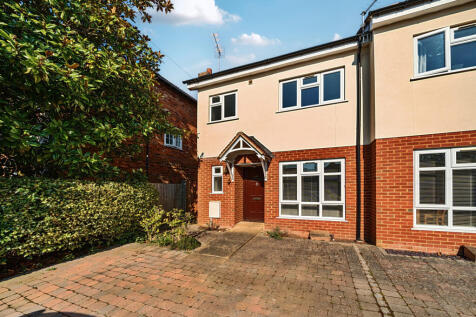 4 bedroom end of terrace house for sale