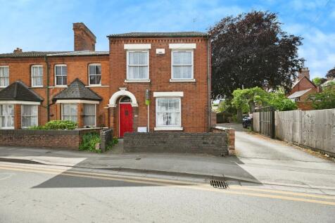 4 bedroom end of terrace house for sale