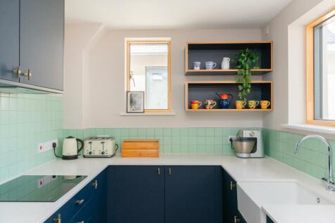 Water Lillies, Kings Weston 2 bed flat for sale