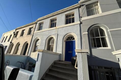 3 bedroom maisonette for sale