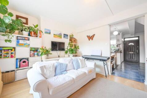 Milk Yard, Wapping, London, E1W 2 bed maisonette for sale