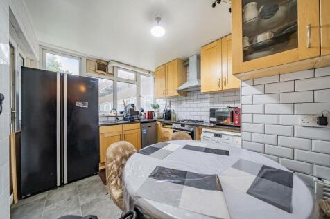 Garratt Lane, Tooting, London, SW17 3 bed flat for sale