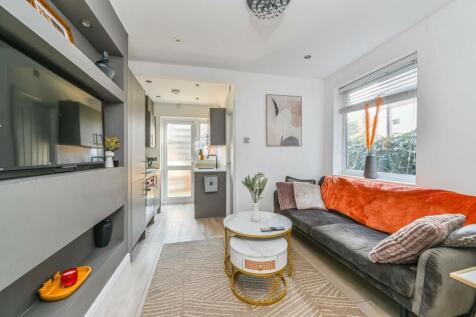 Dinton Road, Colliers Wood, London, SW19 2 bed flat for sale