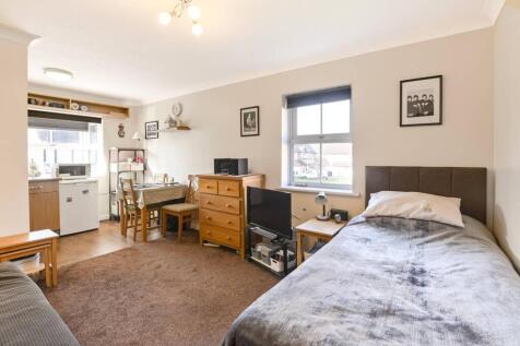 Silbury Avenue, Colliers Wood... Studio for sale