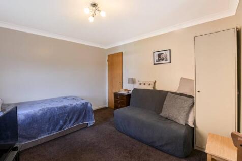 Silbury Avenue, Colliers Wood... Studio for sale