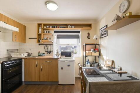 Silbury Avenue, Colliers Wood... Studio for sale