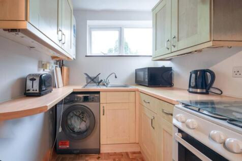 Morden Road, Mitcham, CR4 2 bed maisonette for sale