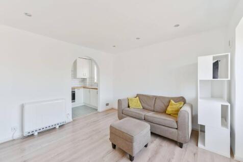 Peartree Avenue, Earlsfield, London... 1 bed flat for sale