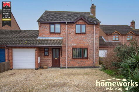 3 bedroom link detached house for sale