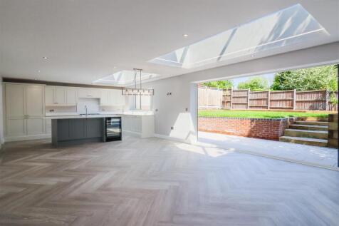 6 bedroom detached house for sale