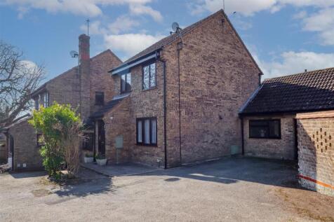 3 bedroom link detached house for sale