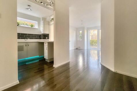 Haslemere, Surrey 2 bed flat for sale