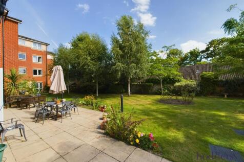 Oaktree Court, Addlestone Park... 1 bed apartment for sale