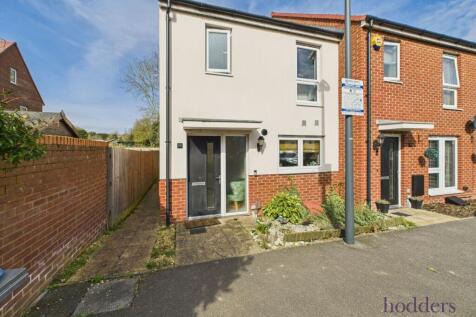 Hawker Drive, Addlestone, Surrey, KT15 2 bed end of terrace house for sale