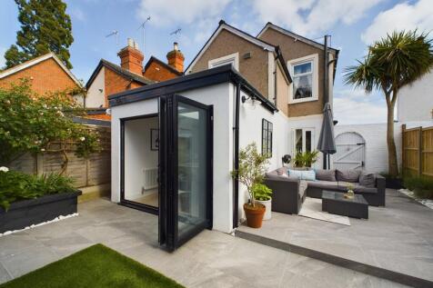 Pear Tree Road, Addlestone, Surrey, KT15 3 bed detached house for sale