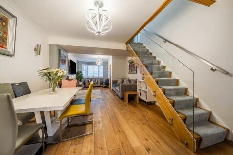 Chertsey Road, Addlestone, Surrey, KT15 3 bed semi