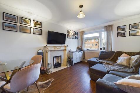 Beech Grove, Addlestone, Surrey, KT15 2 bed maisonette for sale