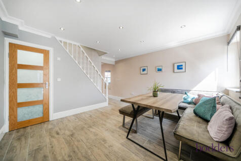 Albert Road, Addlestone, Surrey, KT15 2 bed semi
