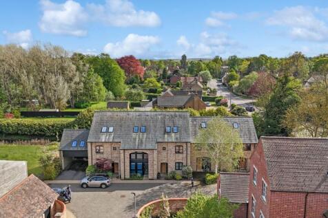 Baker Close, Huntingdon PE28 4 bed terraced house for sale
