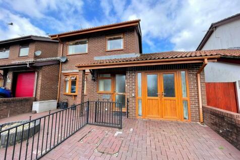 3 bedroom link detached house for sale