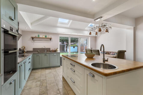 5 bedroom semi-detached house for sale
