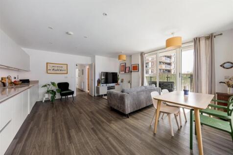 3 bedroom flat for sale