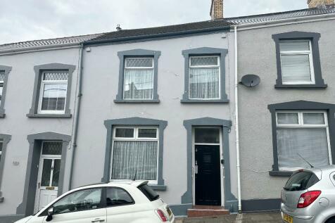 4 bedroom terraced house for sale