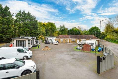 Iver SL0 3 bed property with land for sale