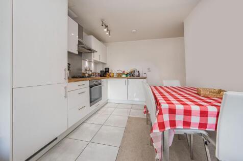 Stoneylands Road, Egham TW20 2 bed flat for sale