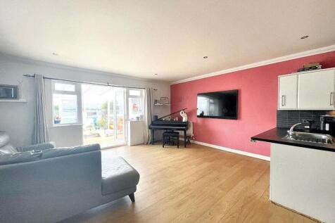 Ashington Gardens, Peacehaven, BN10 8UE 2 bed semi
