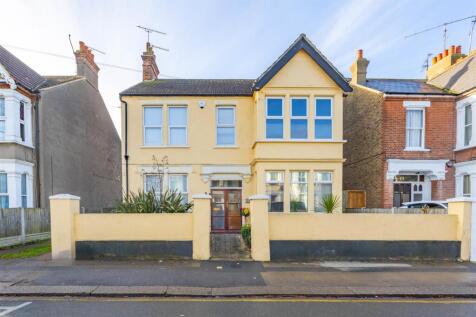 1 bedroom ground floor flat for sale