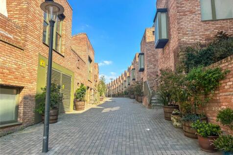 Edgewood Mews, London, N3 1 bed penthouse for sale