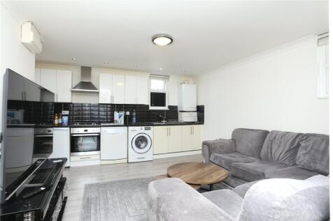Faversham Road, Catford, London, SE6 2 bed flat for sale
