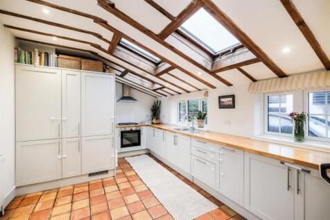 North End, Buckhurst Hill 2 bed cottage for sale